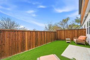 Chic 3BR Townhome w Rooftop Patio Near Dallas