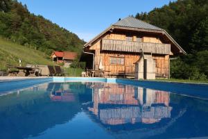 Forrest Farmstay Apartments with a Pool