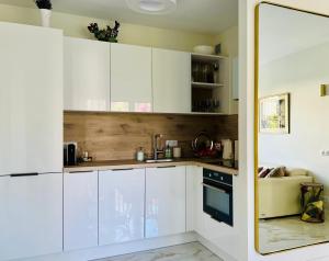 Sunny Riviera Apartment - Walk to Beach - Terrace - Antibes