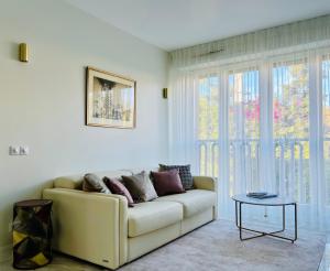 Sunny Riviera Apartment - Walk to Beach - Terrace - Antibes