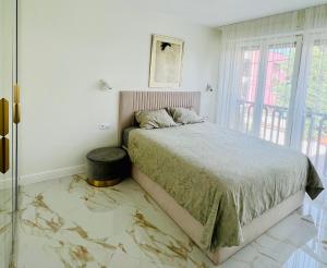 Sunny Riviera Apartment - Walk to Beach - Terrace - Antibes