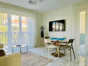 Sunny Riviera Apartment - Walk to Beach - Terrace - Antibes