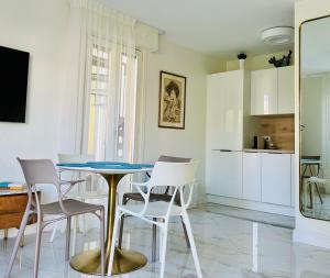 Sunny Riviera Apartment - Walk to Beach - Terrace - Antibes