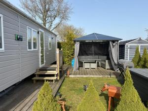 Chalet Meerwijck mit Terrasse am Wasser mit Strand und Schwimmbad