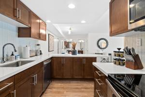 Serenity Over the Sails - A 2-Bedroom Escape w Stunning Marina Views