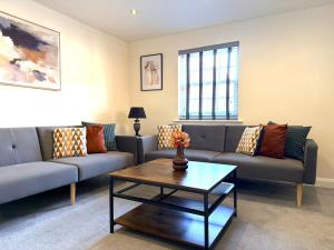 Cheltenham Town Centre 2Bed 2Bath Flat, Parking