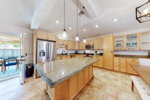 Modern home with open layout private pool & washer dryer dog friendly