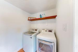 Modern home with open layout private pool & washer dryer dog friendly