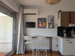 Studio cabine terrasse vue marina, clim, parking, plage à pied