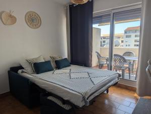 Studio cabine terrasse vue marina, clim, parking, plage à pied