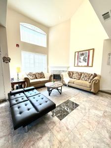 Spacious 3BR 3BA Home 3 Car Garage Garden Near DTLA Pasadena Hollywood