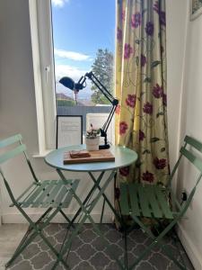 Self-contained ground level cottage with hill view