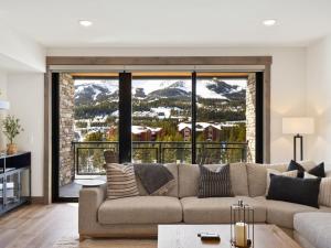 Big Sky Base Camp Fireplace Views & Hot Tub