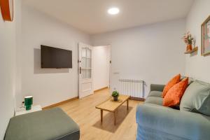 Very Central 5-bedroom 2 full bathroom Apartment