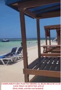 MIRANDO PLACE #2---BEACH ACCESS, HOT TUB, GYM, POOL, 3 Lounges, TOWNHOUSE 2 ,Airport 10min