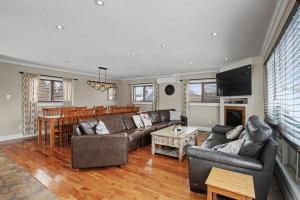 Panoramic-Blue Mountain-Balcony-Sauna-Backyard-King
