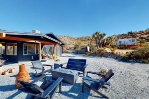 Secluded hilltop home with hot tub, cowboy pool, & amazing views
