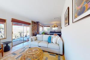 Secluded hilltop home with hot tub, cowboy pool, & amazing views