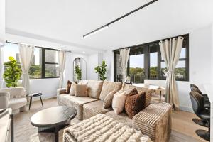 Luxury Oasis Near NYC Met life Sleeps 12