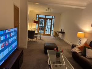 Modern 3 bed house Enfield 25 Mins to London