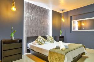 5 bedroom, with Arcade machine and foosball, 1 block from Lleras park P3