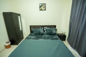 Cozy Private Room with shared washroom in shabiya