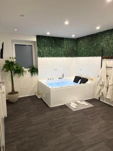 Wood Spa Wellness Suite mit Whirlpool & Sauna nahe Göttingen
