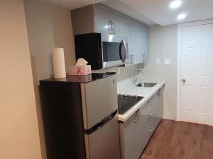 Modern Studio w-Kitchen - Parking Near Appleby GO - 40 Min to Toronto