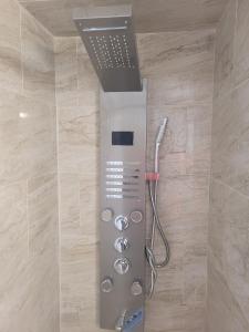 Modern Studio w-Kitchen - Parking Near Appleby GO - 40 Min to Toronto