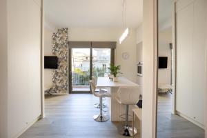 Modern 1BR Apartment Sunny Balcony 10min Walk to Kalamata Center