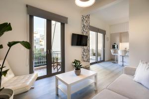 A Cozy Modern Stay with Sunny Balcony near Kalamata Center