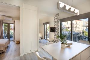 Modern 1BR Apartment Sunny Balcony 10min Walk to Kalamata Center