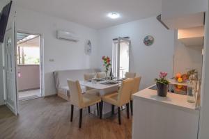 NICE AND COMFORTABLE Haus 3APARTMENTS FOR 14 PERSONS ,private pool