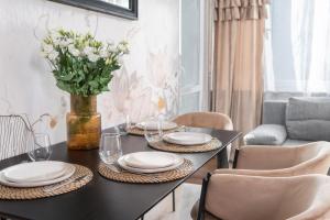 Riverside Retreat by Vistula 2BR & separate living room & balcony in the Center