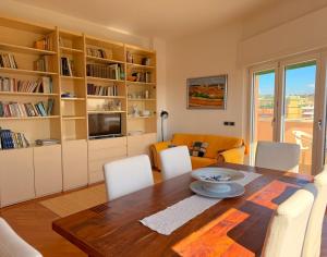 DOMUS NERONIS - Bright, spacious and well-connected sea-view apartment - A walk away from the beach, ANZIO city center and the train station - Close to Faro di Capo d Anzio, Villa Imperiale and the Roman remains