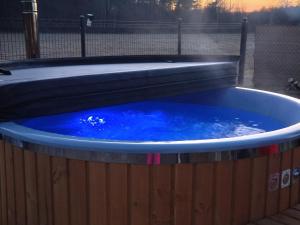 Całoroczny dom wypoczynkowy pod Lasem z prywatnym jaccuzii