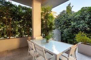 Elegant Garden Apartment Walk to Kalamata Center 2BR