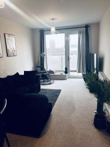 Modern 1 Bed room Apartment, Private Balcony & Free Parking