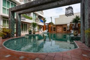 C272 Condo1BR Poolside Near Beach & Fisherman Village