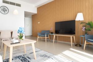Sea View Modern 2BHK Apartment with Balcony