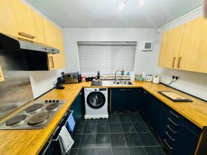 Luxury 2-Bed Apartment,Office with Built-In TV King Bed, Private Entrance and free Parking