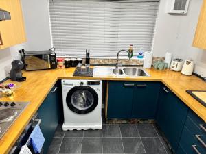 Luxury 2-Bed Apartment,Office with Built-In TV King Bed, Private Entrance and free Parking