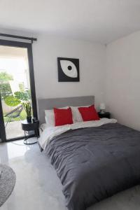 Like a Royal - Modern Garden Studio in Neos Kosmos