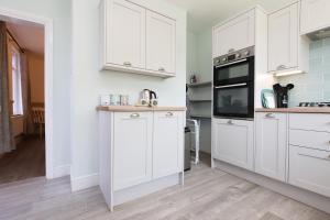 NEW Large & Chic for Groups & Business-4BR, 2Bath-Parking