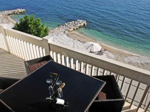 Seaside Escape, Podstrana