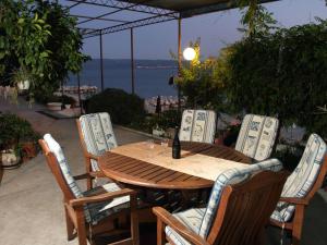 Seaside Escape, Podstrana