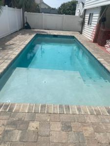 Beach Breeze 3, pet friendly, walking distance to Atlantic Ocean free parking