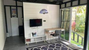 Secret Garden House - 2BR Cozy Home with Garden & Workspace