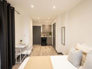 133 Wood Green Studios to Central London