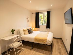 133 Wood Green Studios to Central London